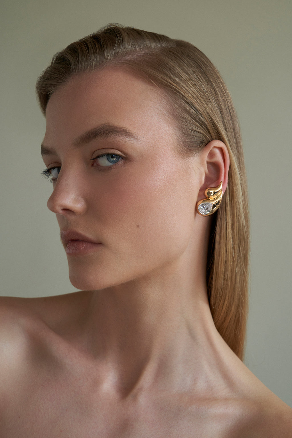 Medium Sade Hoop Earrings | 18k Gold Plated – AUMIA